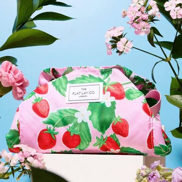 The Flat Lay Co. Drawstring Makeup Bag - Summer Strawberries 50% Rabatt mit kostenlosem Versand