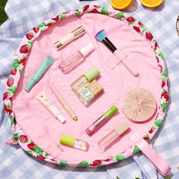 The Flat Lay Co. Drawstring Makeup Bag - Summer Strawberries 50% Rabatt mit kostenlosem Versand