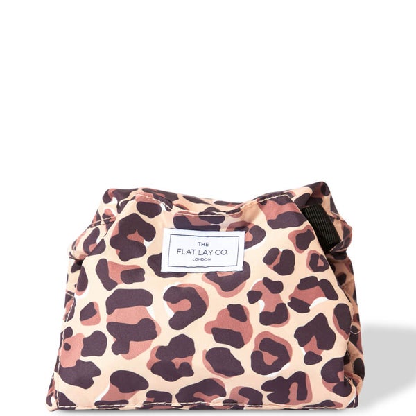 The Flat Lay Co. Drawstring Bag - Leopard Print Letzter Tag