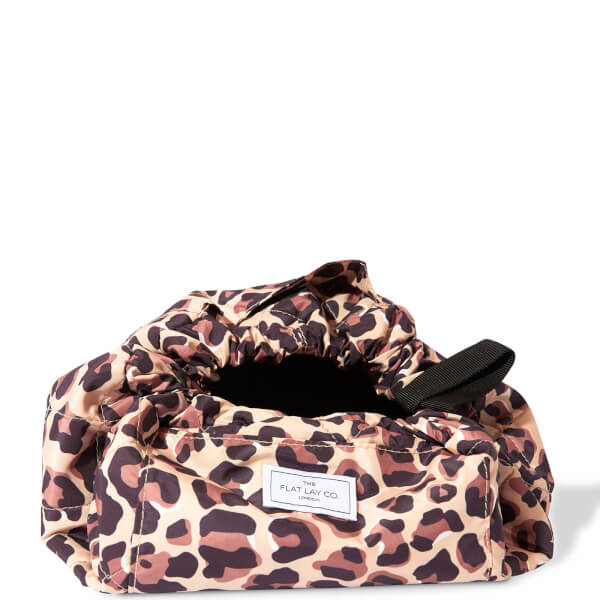 The Flat Lay Co. Drawstring Bag - Leopard Print Letzter Tag