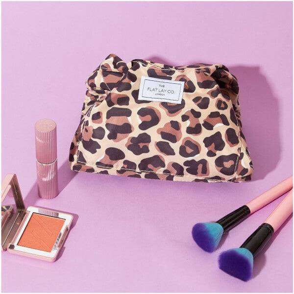 The Flat Lay Co. Drawstring Bag - Leopard Print Letzter Tag