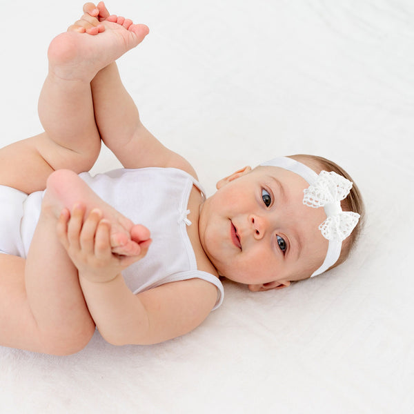 Parsa Beauty PARSA Baby Haarband weiß mit Spitzenschleife 1Stk Zeitlich begrenztes Angebot